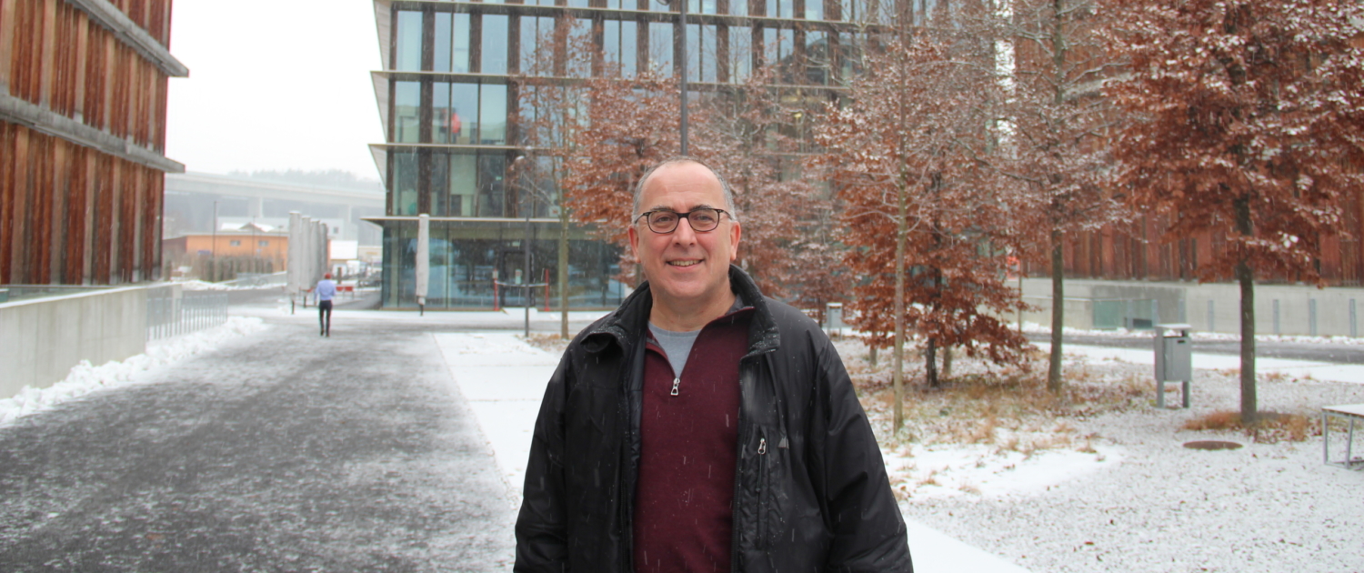 Geothermie-Experte Gunter Siddiqi vor dem BFE-Gebäude in Ittigen